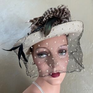EYE-CATCHING 1940'S BEIGE FELT/OFF WHITE FABRIC FEDORA + FEATHERS + DOTTED VEIL